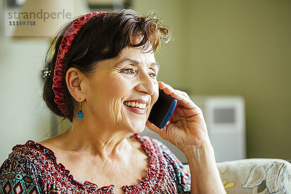 Kaukasische Frau  die mit einem Handy telefoniert