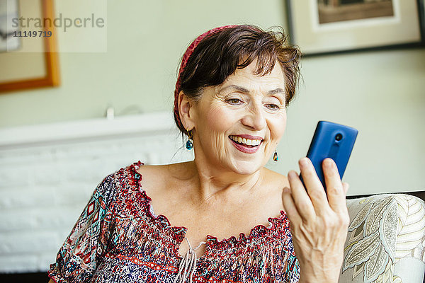 Kaukasische Frau benutzt Mobiltelefon
