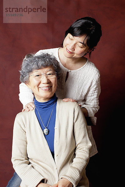Japanische Mutter und Tochter lächelnd