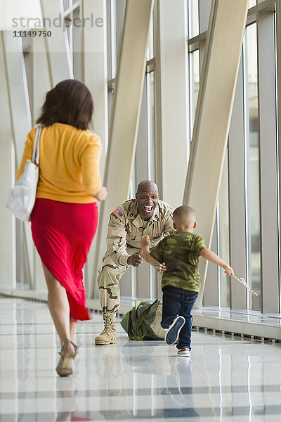 Afroamerikanischer Soldat begrüßt Familie am Flughafen