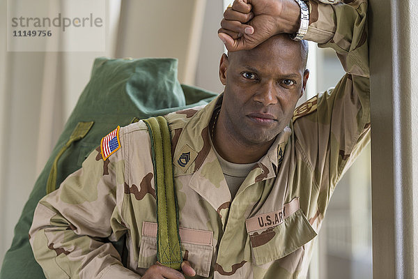 Afroamerikanischer Soldat trägt Seesack