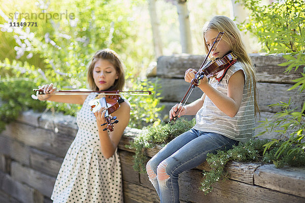Musiker spielen im Freien Geige