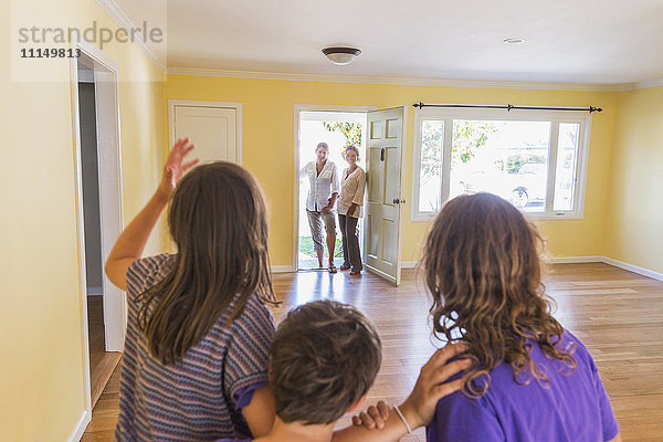 Familie bewundert neues Haus