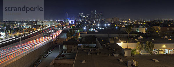 Luftaufnahme des Verkehrs auf der Autobahn in der Stadt Los Angeles  Kalifornien  Vereinigte Staaten