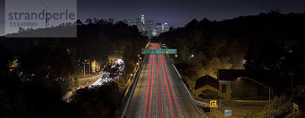 Luftaufnahme des Verkehrs auf der Autobahn in der Stadt Los Angeles  Kalifornien  Vereinigte Staaten
