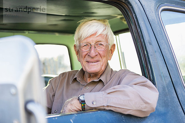 Älterer kaukasischer Mann sitzt in einem Lastwagen