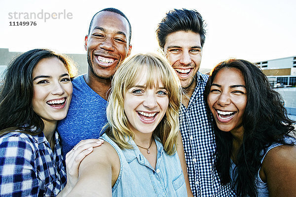 Freunde posieren für ein Selfie im Freien