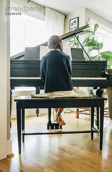 Gemischtrassiges Mädchen spielt Klavier