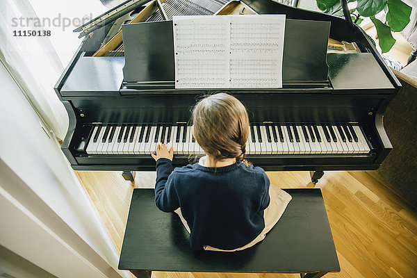 Gemischtrassiges Mädchen spielt Klavier