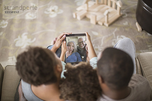 Familienvideochat mit digitalem Tablet