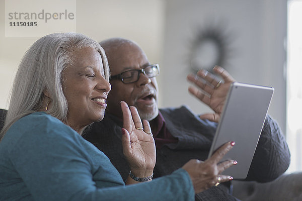 Älteres Paar im Videochat mit digitalem Tablet
