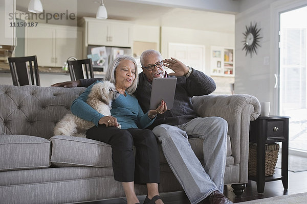 Älteres Paar im Videochat mit digitalem Tablet