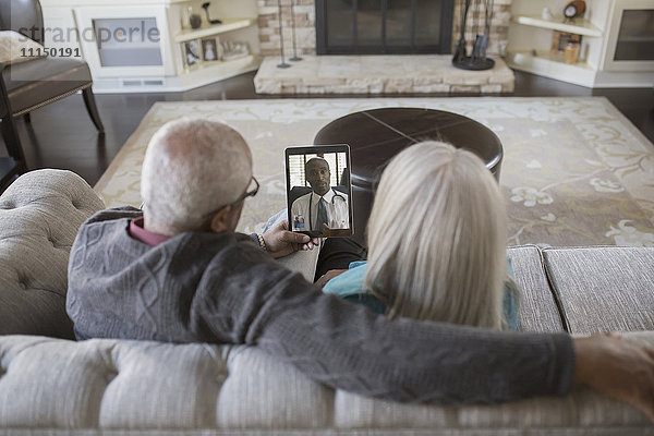 Älteres Paar im Videochat mit digitalem Tablet