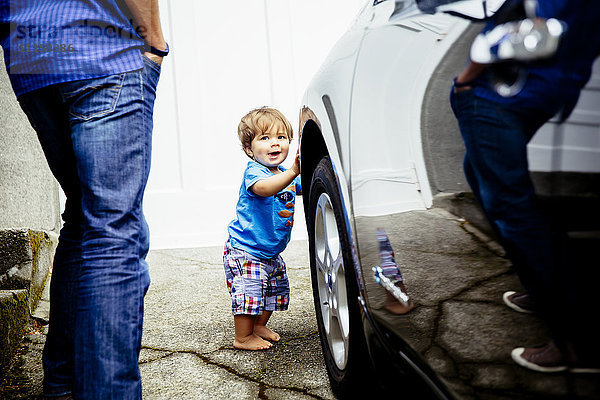 Vater und kleiner Sohn waschen Auto