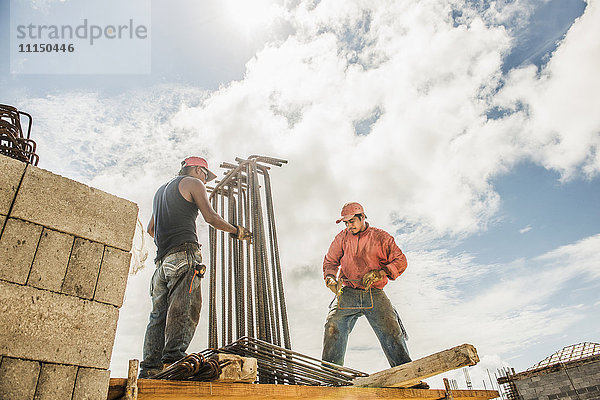 Hispanische Bauarbeiter auf der Baustelle