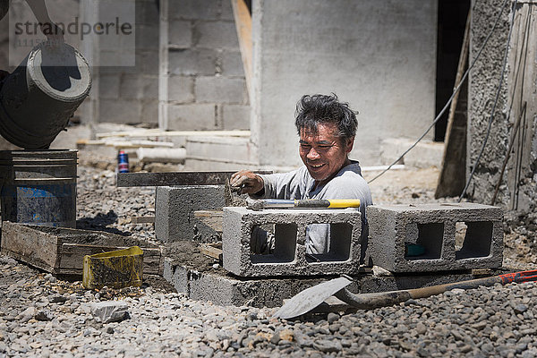 Hispanischer Bauarbeiter auf einer Baustelle