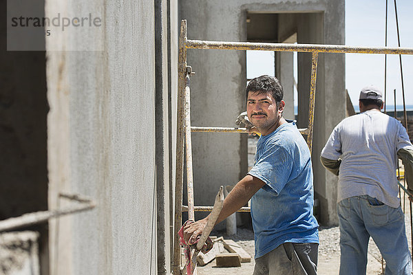 Hispanischer Bauarbeiter auf einer Baustelle