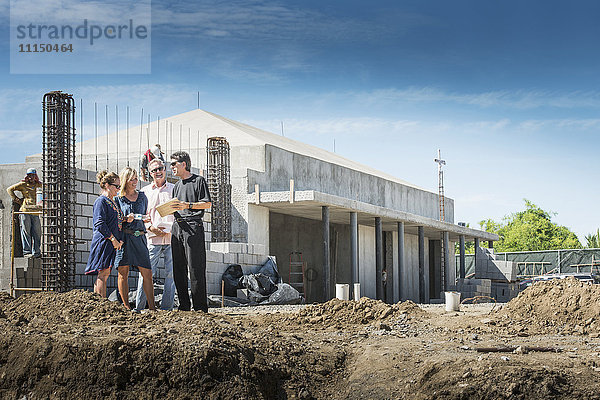 Menschen sprechen auf der Baustelle