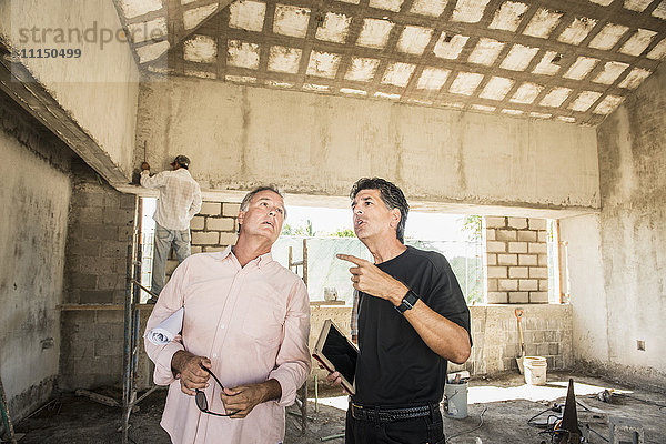 Männer unterhalten sich auf der Baustelle