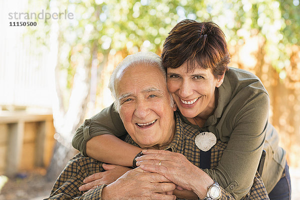 Hispanischer Vater und Tochter umarmen sich