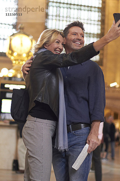 Kaukasisches Paar  das ein Selfie mit dem Handy in der Grand Central Station  New York City  New York  Vereinigte Staaten  macht