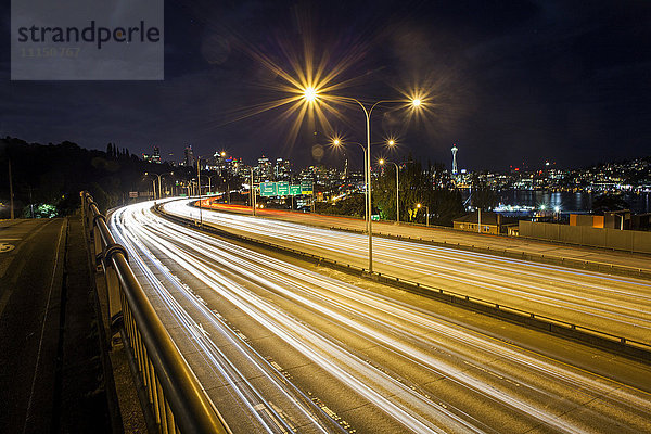 Langzeitbelichtung des Verkehrs auf der Stadtautobahn und der Stadtsilhouette bei Nacht  Seattle  Washington  Vereinigte Staaten