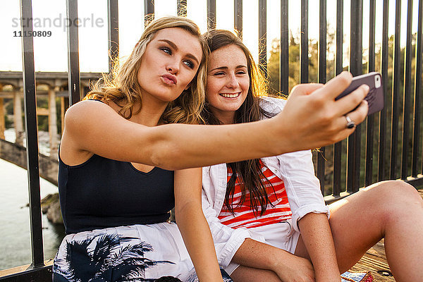 Kaukasische Teenager-Mädchen  die Selfies mit ihrem Handy machen