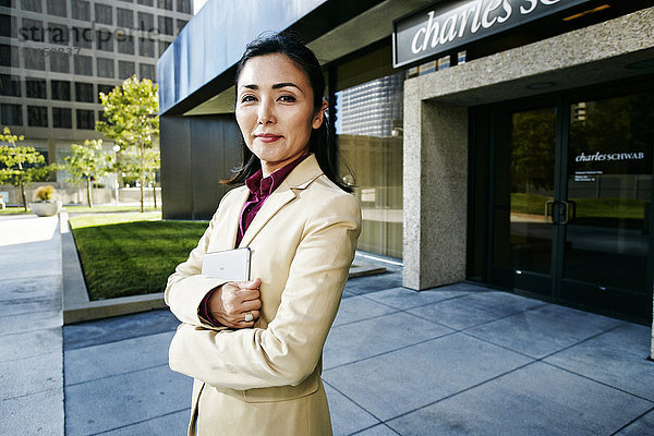 Asiatische Geschäftsfrau stehend im Freien