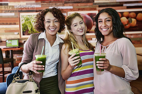 Frauen trinken gemeinsam Saft in einem Café
