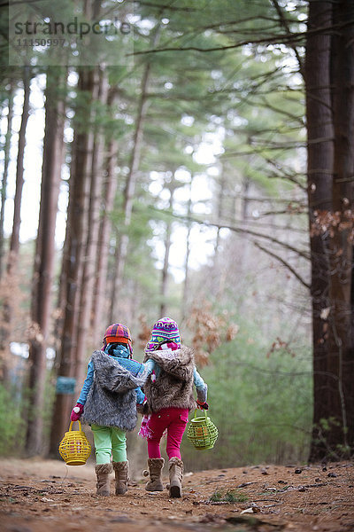Kaukasische Mädchen gehen im Wald