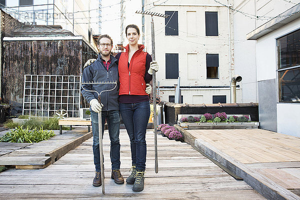 Ehepaar hält Harken im städtischen Dachgarten