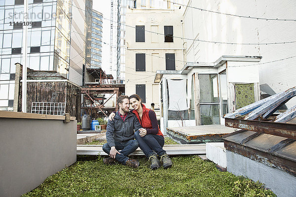 Lächelndes Ehepaar im städtischen Dachgarten