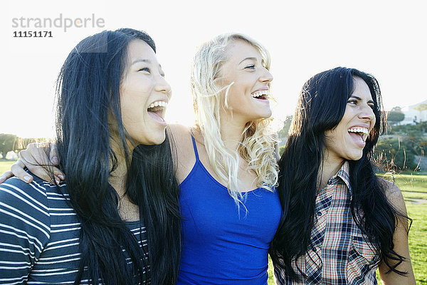 Frauen lachen im Freien