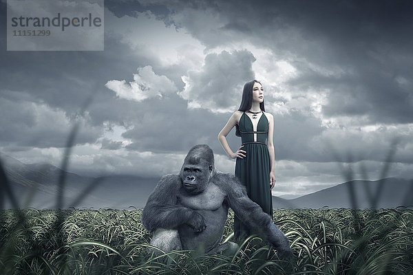 Frau und Gorilla in abgelegenem Gebiet