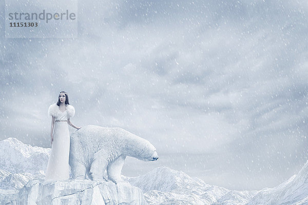 Frau und Eisbär stehen auf einem Gletscher