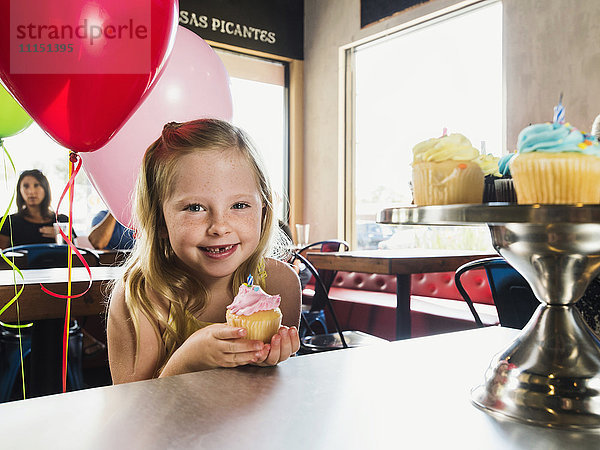 Kaukasisches Mädchen feiert Geburtstag in einem Cafe