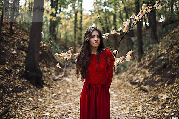 Kaukasische Frau steht auf einem Waldweg