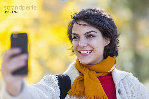 Gemischtrassige Frau nimmt Handy-Selfie im Freien