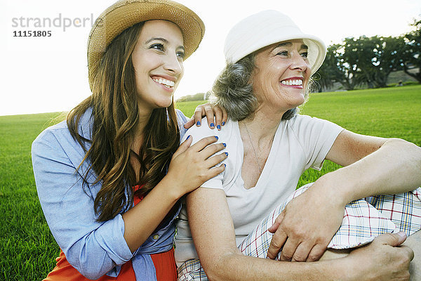 Mutter und Tochter lächelnd im Park