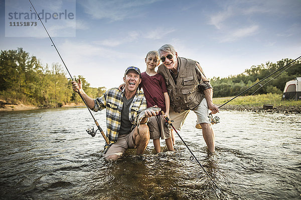 Drei Generationen kaukasischer Männer fischen im Fluss