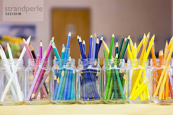 Nahaufnahme von mehrfarbigen Bleistiften in Gläsern