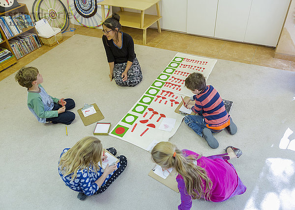 Montessori-Lehrer und Schüler bei der Arbeit im Klassenzimmer