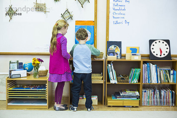 Kaukasische Kinder stehen im Klassenzimmer