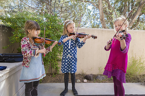Mädchen spielen Geige im Freien