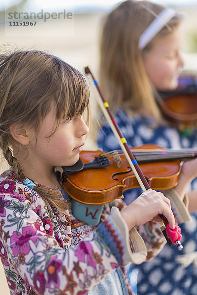 Nahaufnahme von Geige spielenden Mädchen