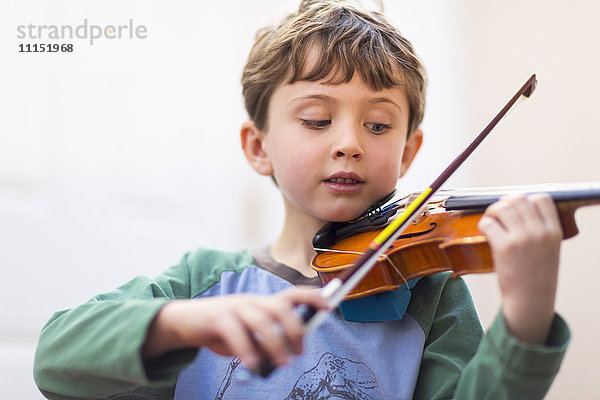 Nahaufnahme eines Geige spielenden Jungen