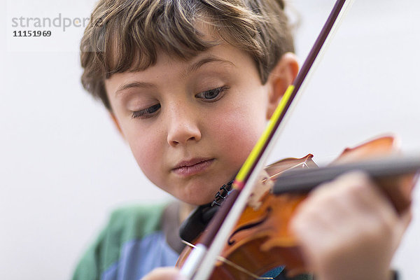 Nahaufnahme eines Geige spielenden Jungen