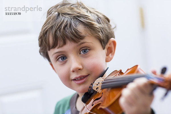 Nahaufnahme eines Jungen mit Geige