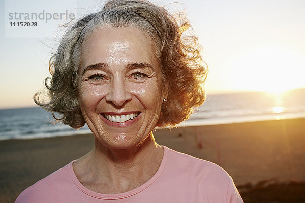 Kaukasische Frau lächelnd am Strand