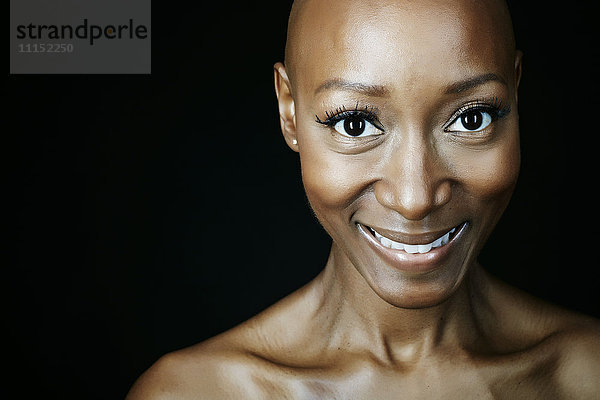Nahaufnahme des lächelnden Gesichts einer afroamerikanischen Frau